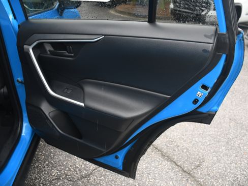 Used 2019 Toyota RAV4 LE FWD image 18