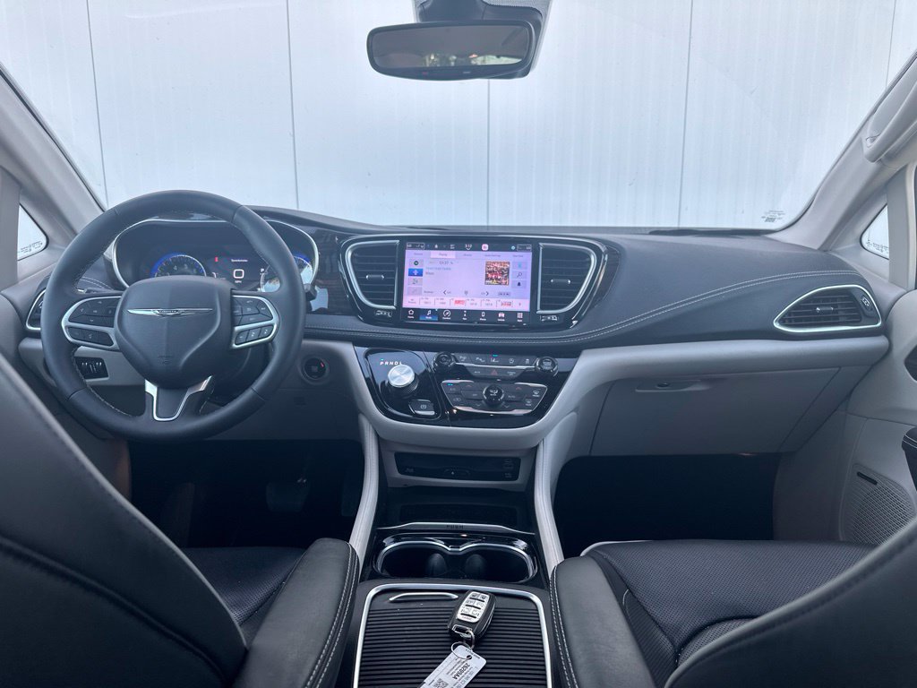 Used 2023 Chrysler Pacifica Limited w/ Uconnect Theater Family Group FWD image 35