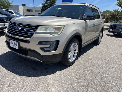 Used 2017 Ford Explorer XLT w/ Equipment Group 201A FWD image 2