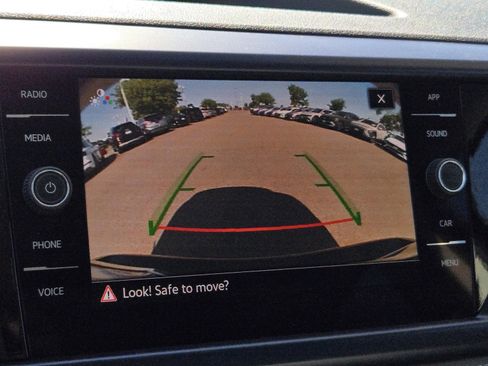 Used 2024 Volkswagen Taos SE w/ Panoramic Sunroof Package image 17