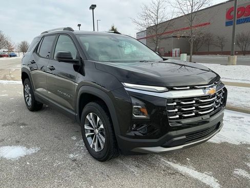 Used 2025 Chevrolet Equinox LT w/ Convenience Package II image 2