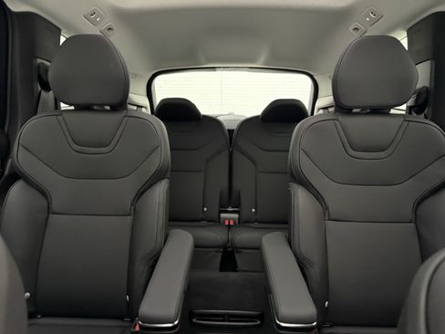 Certified 2025 Volvo EX90 Ultra AWD/4WD image 28