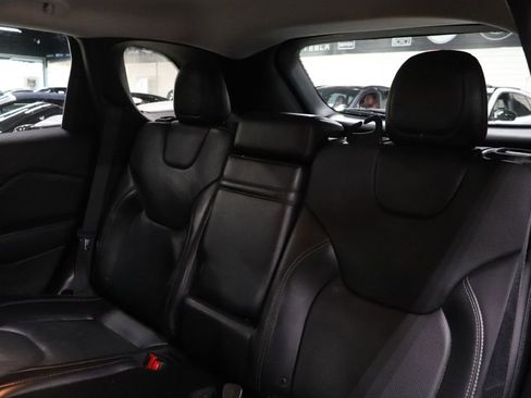 Used 2019 Jeep Cherokee Limited image 16