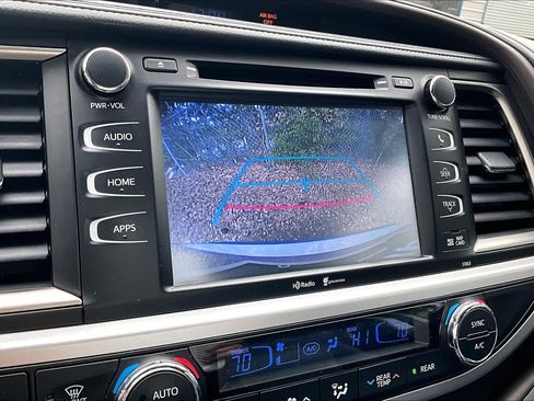 Used 2015 Toyota Highlander XLE image 26