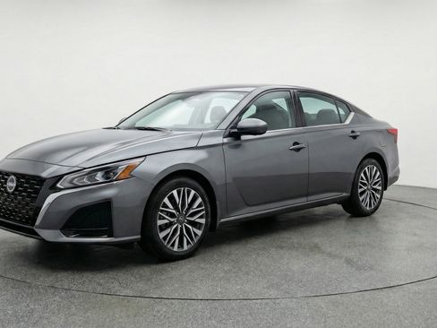 Used 2025 Nissan Altima 2.5 SV FWD image 3