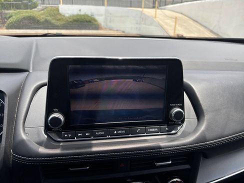 Used 2025 Nissan Rogue SV FWD image 25