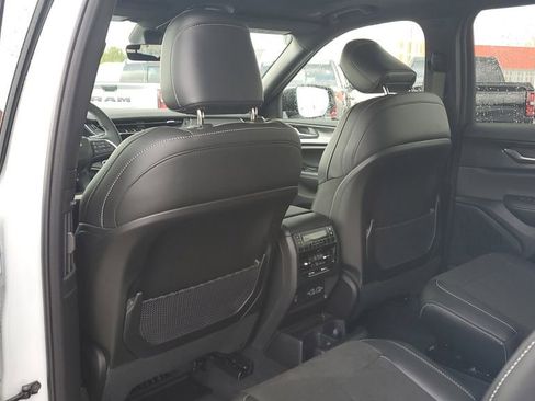 New 2025 Jeep Grand Cherokee L Altitude image 16