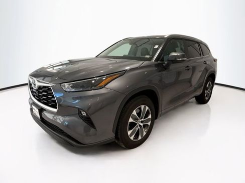 Used 2025 Toyota Highlander XLE image 3