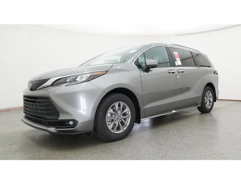 New 2026 Toyota Sienna XLE image 17