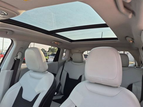 Used 2018 Jeep Compass Latitude FWD image 28