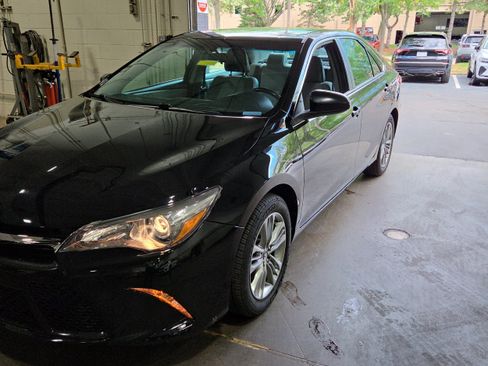 Used 2017 Toyota Camry SE FWD image 3