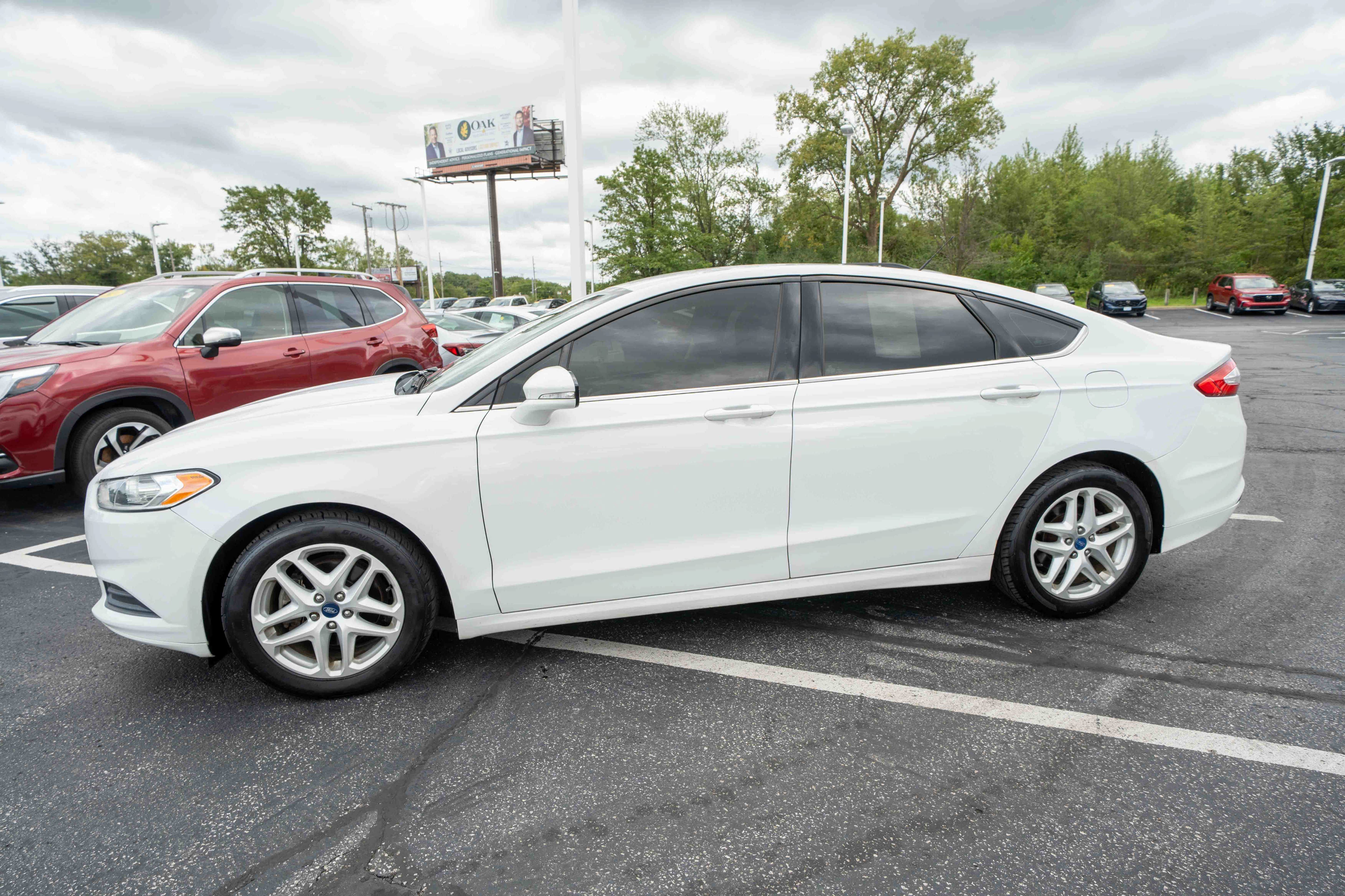 Used 2014 Ford Fusion SE FWD image 3