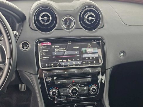 Used 2019 Jaguar XJ R-Sport image 25