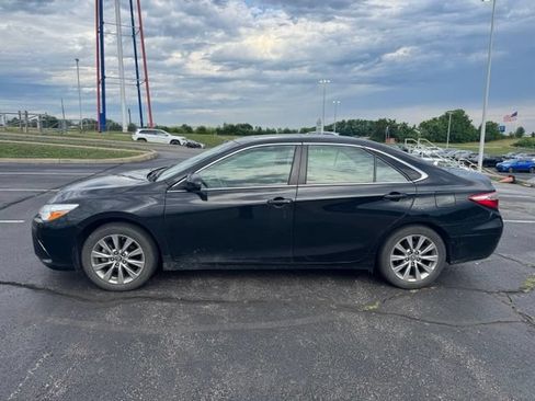 Used 2017 Toyota Camry XLE w/ Moonroof Package FWD image 6