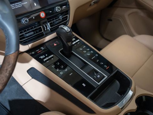 Certified 2026 Porsche Macan AWD/4WD image 22