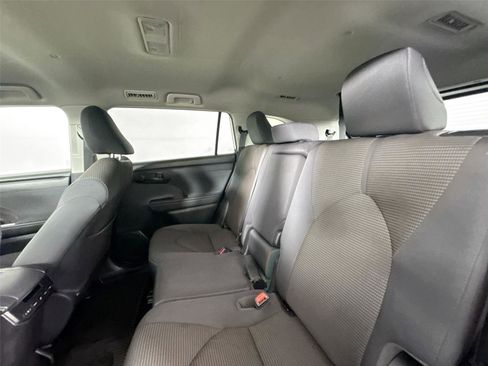 Used 2023 Toyota Highlander LE FWD image 29