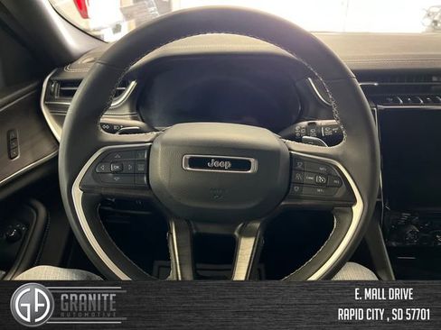 Used 2025 Jeep Grand Cherokee Limited w/ Black Appearance Package AWD/4WD image 10