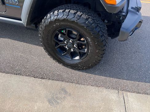 Used 2025 Jeep Wrangler Willys image 3