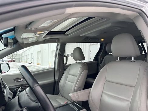 Used 2015 Toyota Sienna AWD image 25