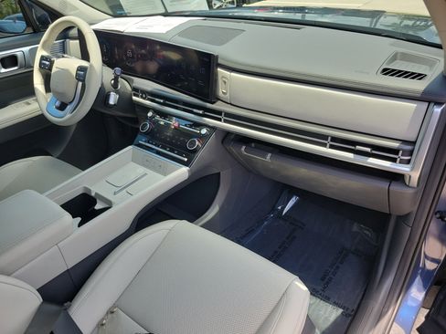 Used 2025 Hyundai Santa Fe SEL FWD image 11
