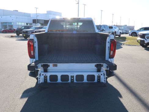 New 2026 GMC Sierra 1500 SLT image 16