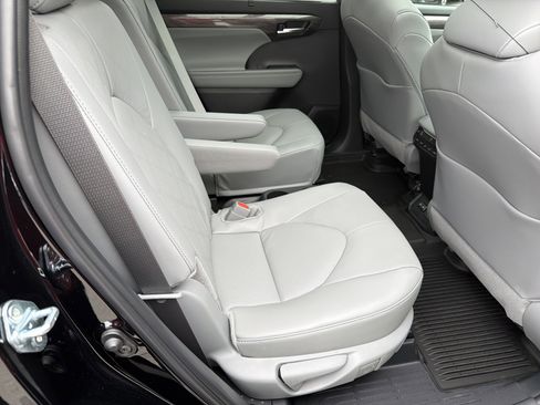 New 2026 Toyota Highlander Platinum image 25