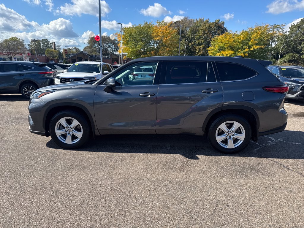 Used 2020 Toyota Highlander LE AWD/4WD image 4
