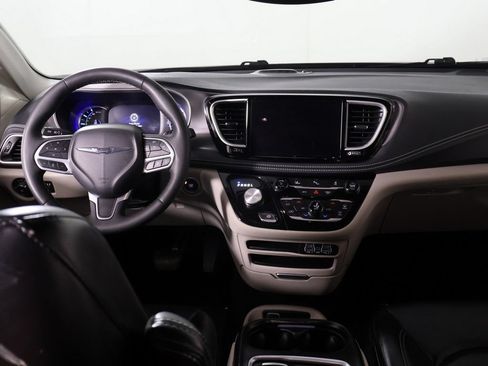 Used 2023 Chrysler Pacifica Touring-L FWD image 31