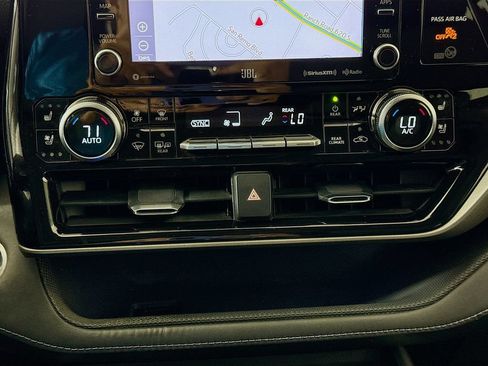 Used 2020 Toyota Highlander Limited FWD image 16