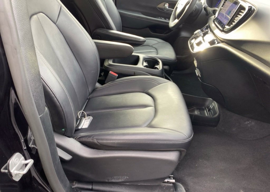 Used 2025 Chrysler Pacifica Select FWD image 8