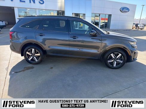 Used 2021 Kia Sorento S image 3