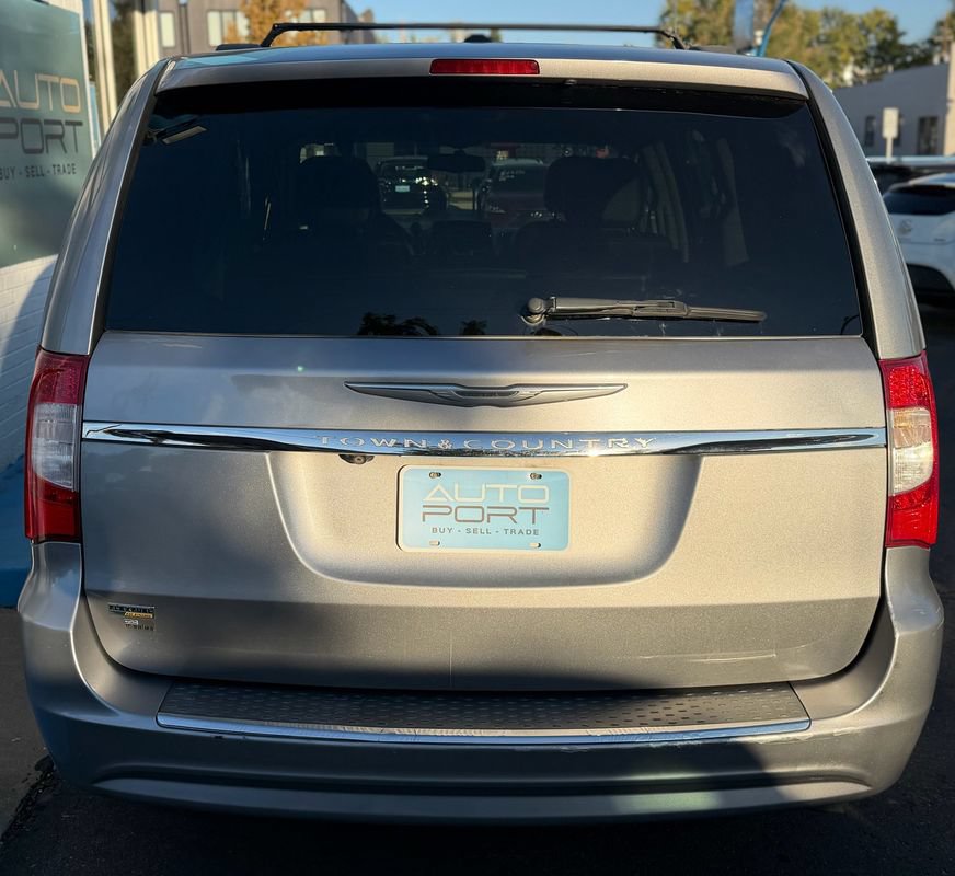 Used 2014 Chrysler Town & Country Touring FWD image 4