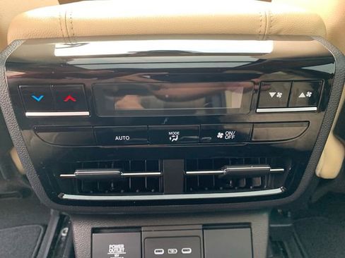 Used 2025 Acura MDX SH-AWD image 17