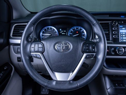 Used 2018 Toyota Highlander XLE image 16