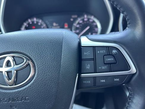 Used 2022 Toyota Highlander XSE FWD image 24