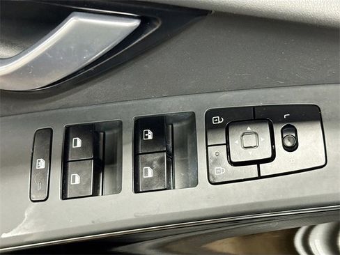 Used 2023 Kia Niro EX image 18