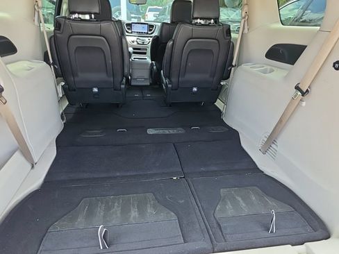 Certified 2023 Chrysler Pacifica Touring-L FWD image 11