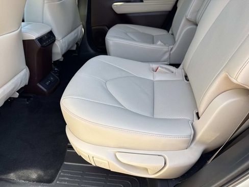 Used 2022 Toyota Highlander Limited image 16