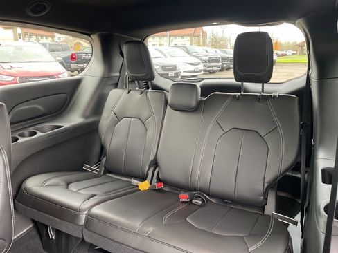 New 2026 Chrysler Pacifica Select image 10