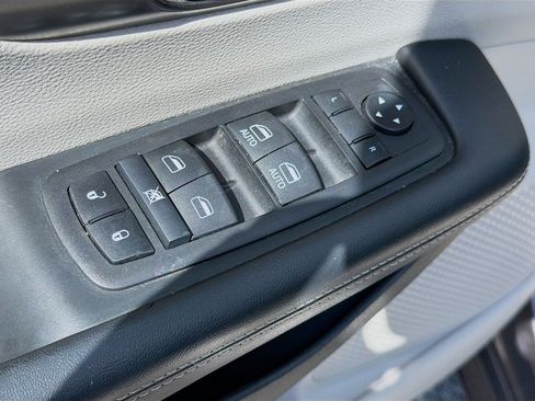 Used 2023 Chrysler Pacifica Touring-L image 24