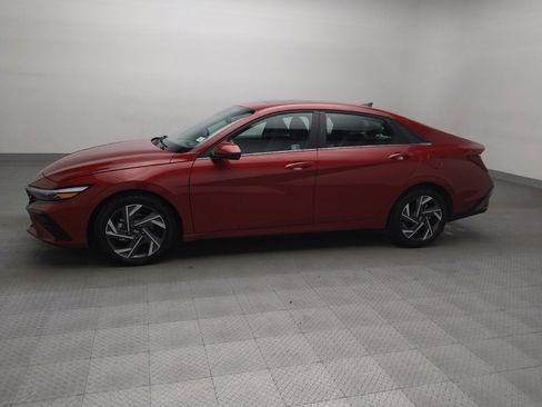 Used 2025 Hyundai Elantra SEL image 2