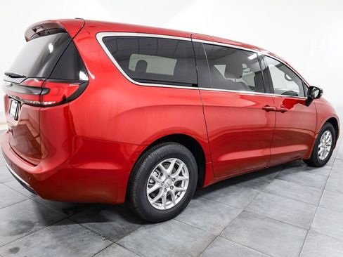 New 2026 Chrysler Pacifica Select image 6