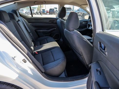 Used 2025 Nissan Altima 2.5 SV image 17