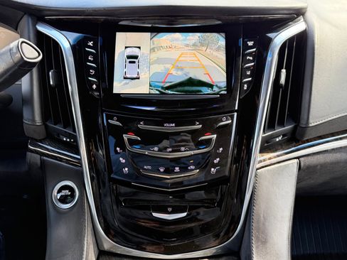 Used 2015 Cadillac Escalade Platinum image 31