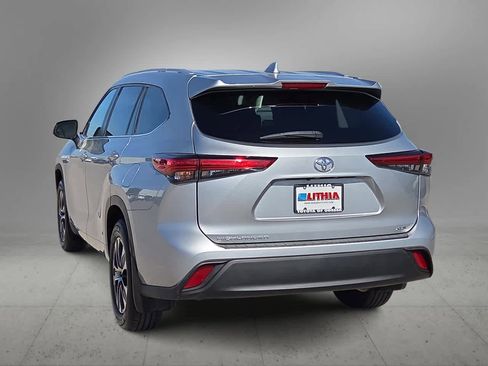 Used 2023 Toyota Highlander XLE FWD image 7