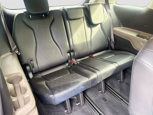 Used 2025 Kia Carnival FWD image 30
