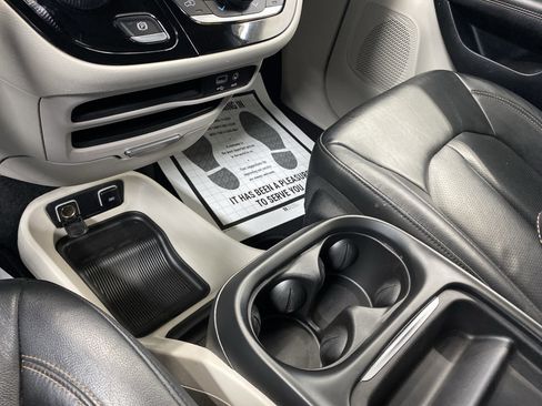 Certified 2020 Chrysler Pacifica Touring-L image 15