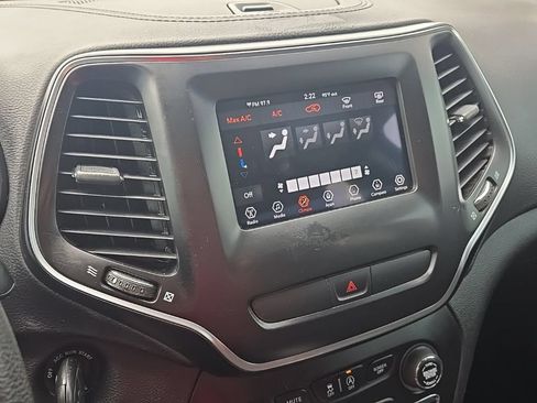 Used 2019 Jeep Cherokee Latitude w/ Popular Appearance Group AWD/4WD image 21