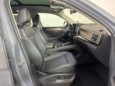 Used 2025 Volkswagen Atlas SEL AWD/4WD image 4