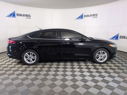 Used 2018 Ford Fusion SE w/ Fusion SE Technology Package FWD image 6